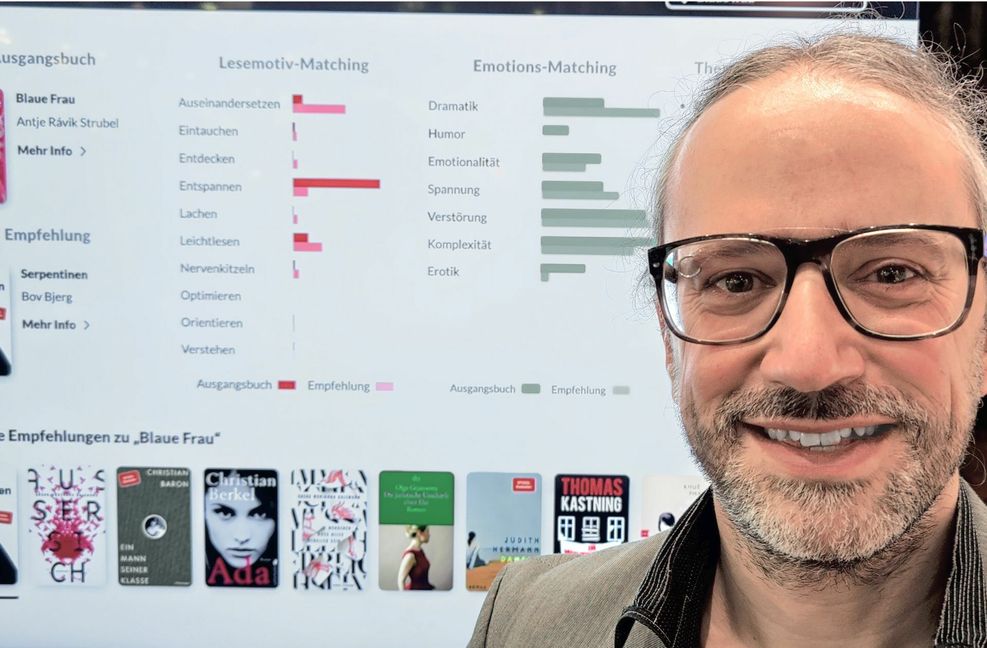 Markus Fertig präsentiert das Programm, das jedem Buch ein zentrales Lesemotiv zuordnet und die Kunden orientieren soll. Beim Roman der aktuellen Buchpreis-Gewinnerin Antje  Rávik Strubel ist das zentrale Motiv „Entspannen“. Die Einordnung ist nicht unumstritten.
 Foto: Daniel Gräfe