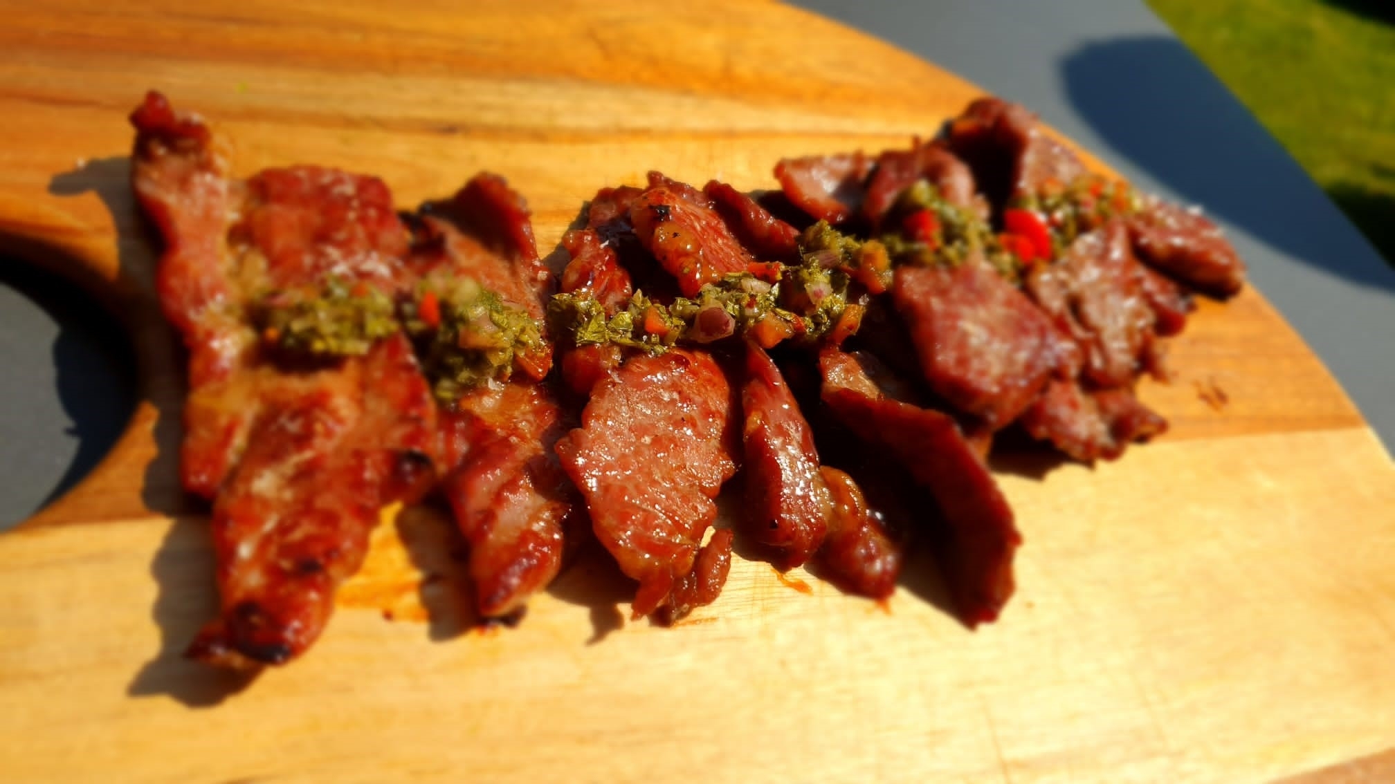 Bürgermeisterstück kurz gegrillt mit Chimichurri und Limettenabrieb, mariniert mit Ahornsirup und Austernsoße.  Bild: z