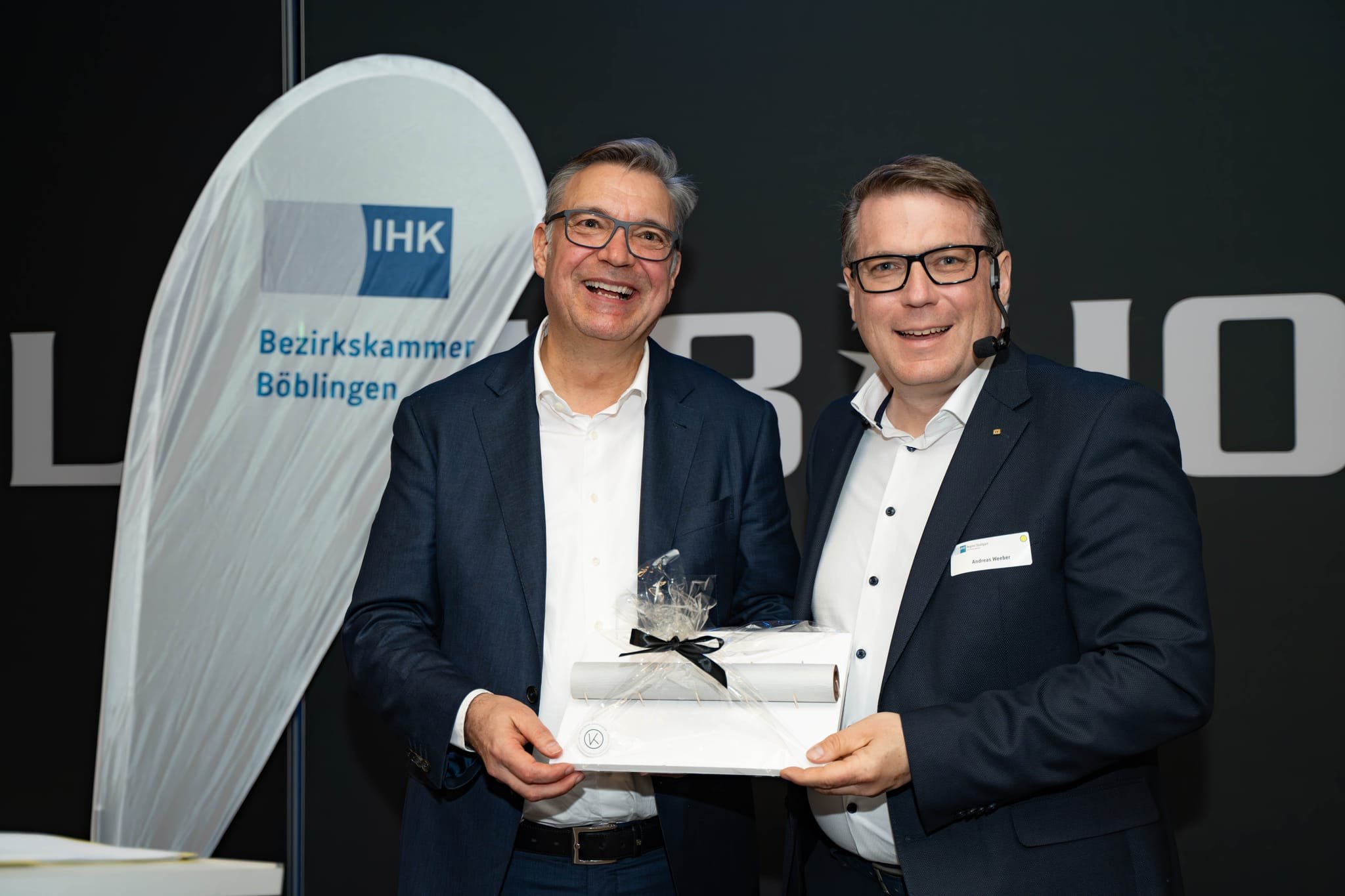 Andreas Hadler (links) wünscht seinem Nachfolger als Präsidenten der IHK-Bezirkskammer Böblingen, Andreas Weeber, alles Gute für die Zukunft.