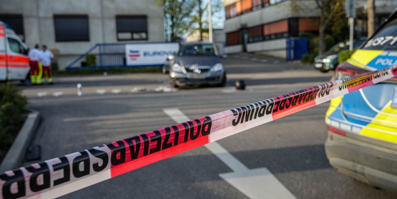 Nach einem Zusammenstoß ist der Biker noch am Unfallort gestorben