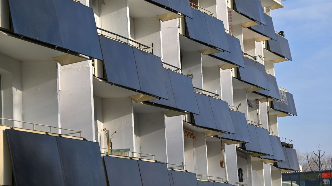 Balkonkraftwerke boomen - inzwischen gibt es eine Million der kleinen Solaranlagen.