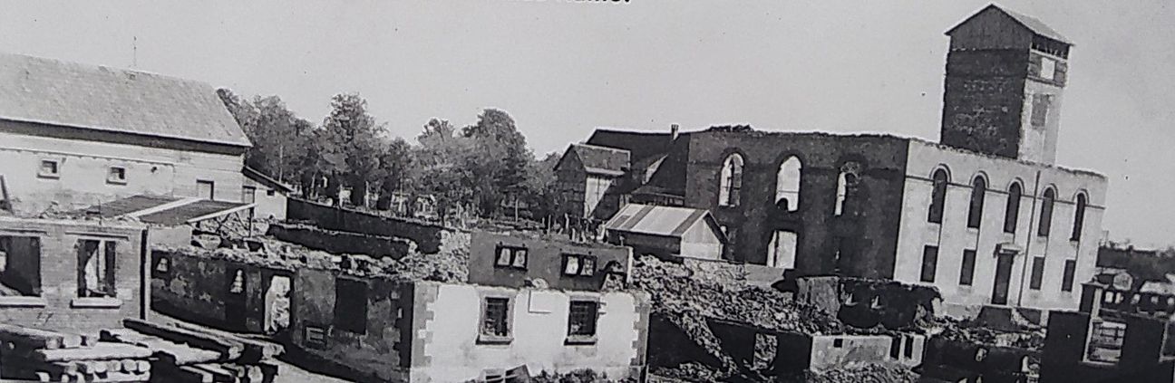 Nach dem Bombenangriff vom 21. April 1945: Die Ruinen des 1842 eingeweihten Rathauses und der evanglischen Kirche.