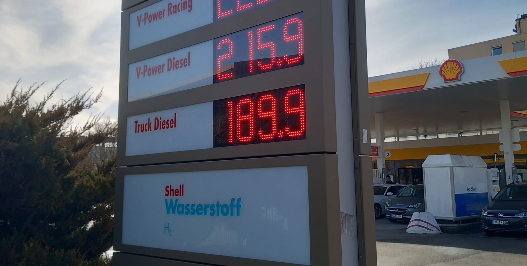 Die hohen Spritpreise bringen manche Busunternehmen an den Rand der Existenz.