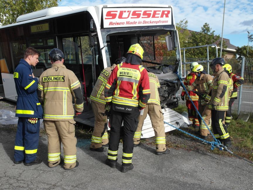 Die Feuerwehren übten die Rettung der Passagiere und des Fahres aus einem verunglückten Reisebus. Bild: Staber