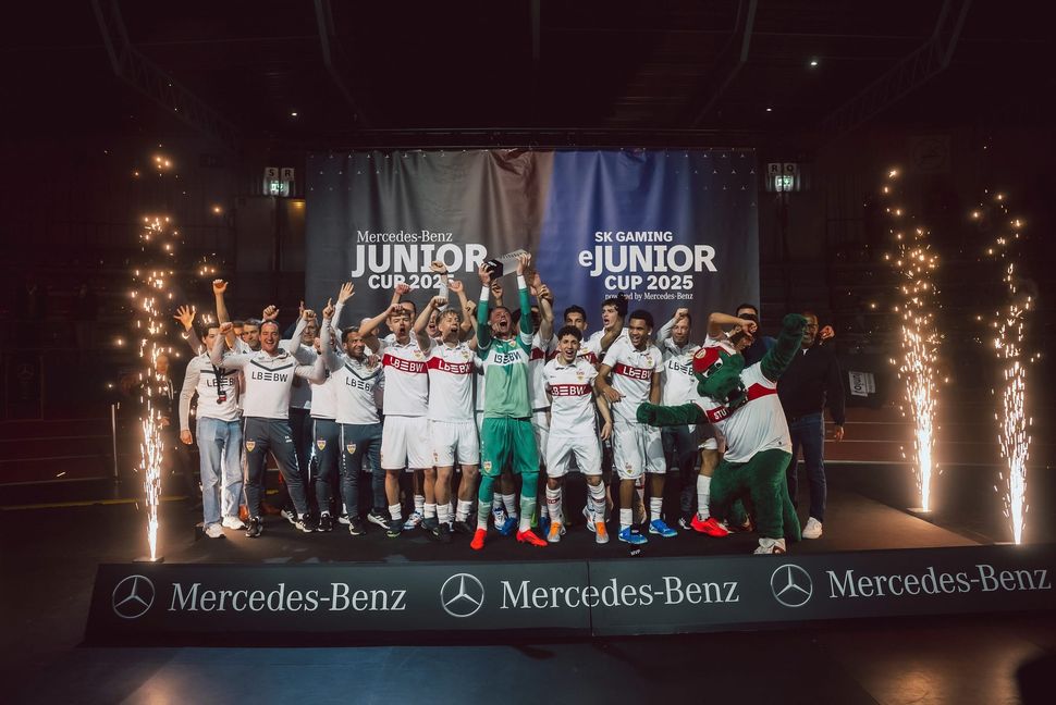 Die U19-Junioren des VfB Stuttgart feiern ihren Sieg beim Mercedes-Benz Junior Cup  im vergangenen Januar. 	Bilder: Mercedes -Benz AG