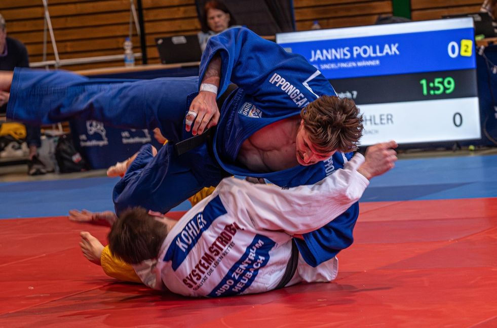 Sindelfingens Jannis Pollak (oben) attackiert den Heubacher Felix Kohler.