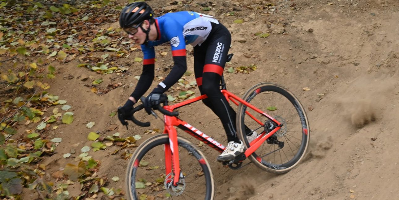Max Hellberg in Öschelbronn auf der Fahrt zum Landesmeistertitel in der Altersklasse U23.  
Bild: Reichert