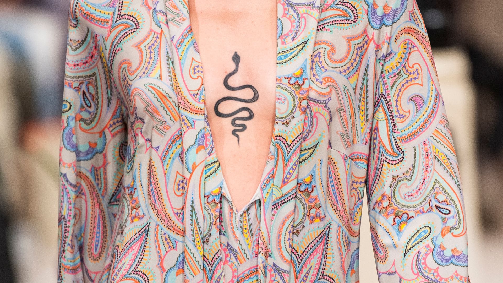 Auch auf Laufstegen sind manchmal Tattoos zu sehen. (Archivbild)