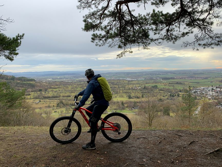 Aussicht vom Schönbuchtrauf ins Gäu - im Hintergrund die Schwäbische Alb. Einstieg zur Tour ist am Schönbuchturm-Parkplatz beim Naturfreundehaus Herrenberg. Bilder: Müller