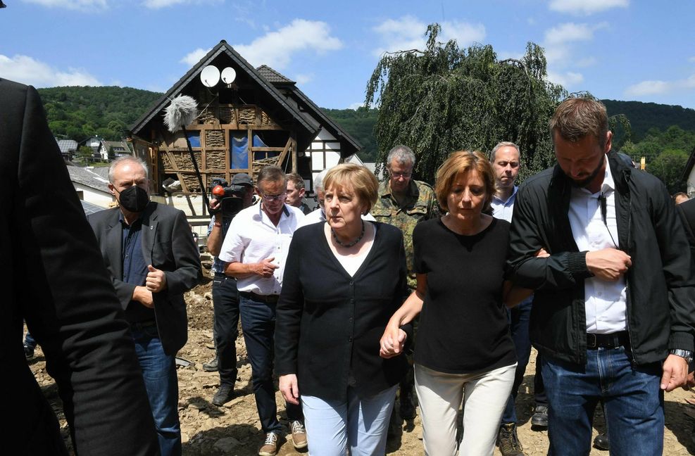 Stützt die MS-kranke Malu Dreyer: Kanzlerin Angela Merkel im Hochwassergebiet.
Foto: AFP/CHRISTOF STACHE