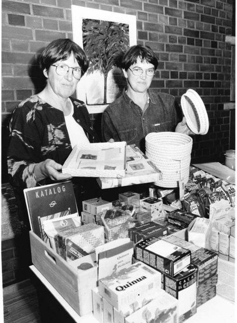 Gertrud Mickeler (†) und Brigitte Sonntag gehörten zum Team, das zu Beginn in der Johanneskirche an zwei Tischen verkaufte.