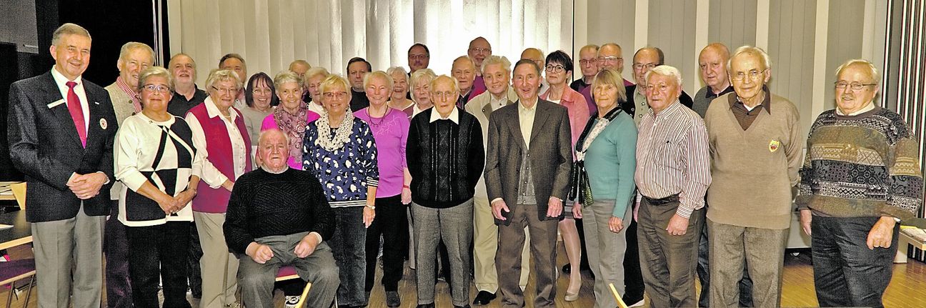 Viele aktive Mitglieder und Fördermitglieder des DRK-Aidlingen wurden auf den Jahreshauptversammlung geehrt. Bild: z