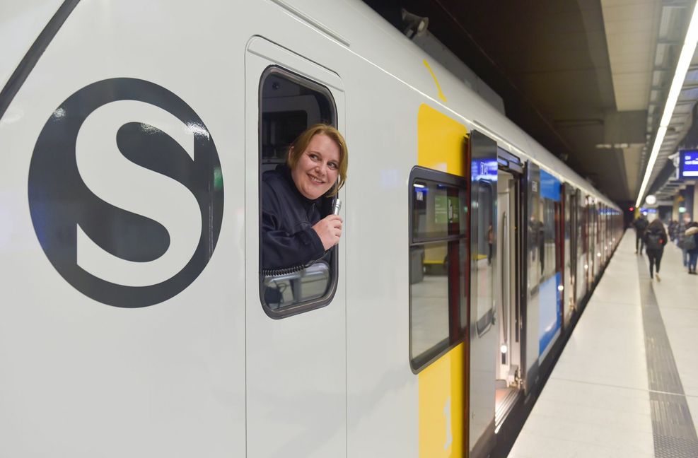 Andrea McTaggart im Führerstand einer S-Bahn in Stuttgart. Sie ermutigt Frauen, Lokführerinnen zu werden.