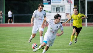 Schneller als der Ball: Der Dagersheimer Bent Guist machte gegen den TSV Jahn Büsnau ein gutes Spiel. Bild: photostampe