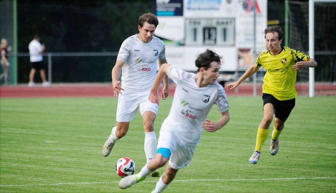 Schneller als der Ball: Der Dagersheimer Bent Guist machte gegen den TSV Jahn Büsnau ein gutes  Spiel. Bild: photostampe