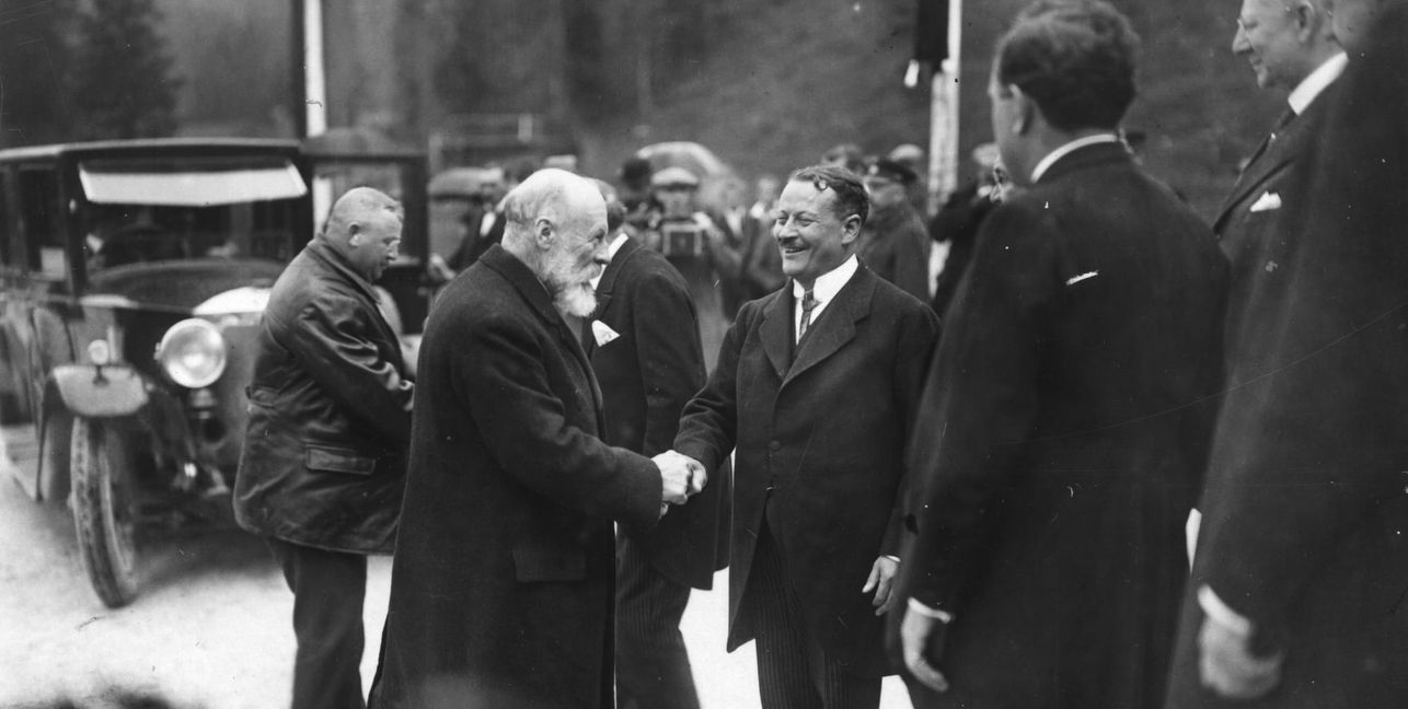 Feierliche Eröffnung der Tiroler Zugspitzbahn: Hermann Stern begrüßt Bundespräsident Hainisch.