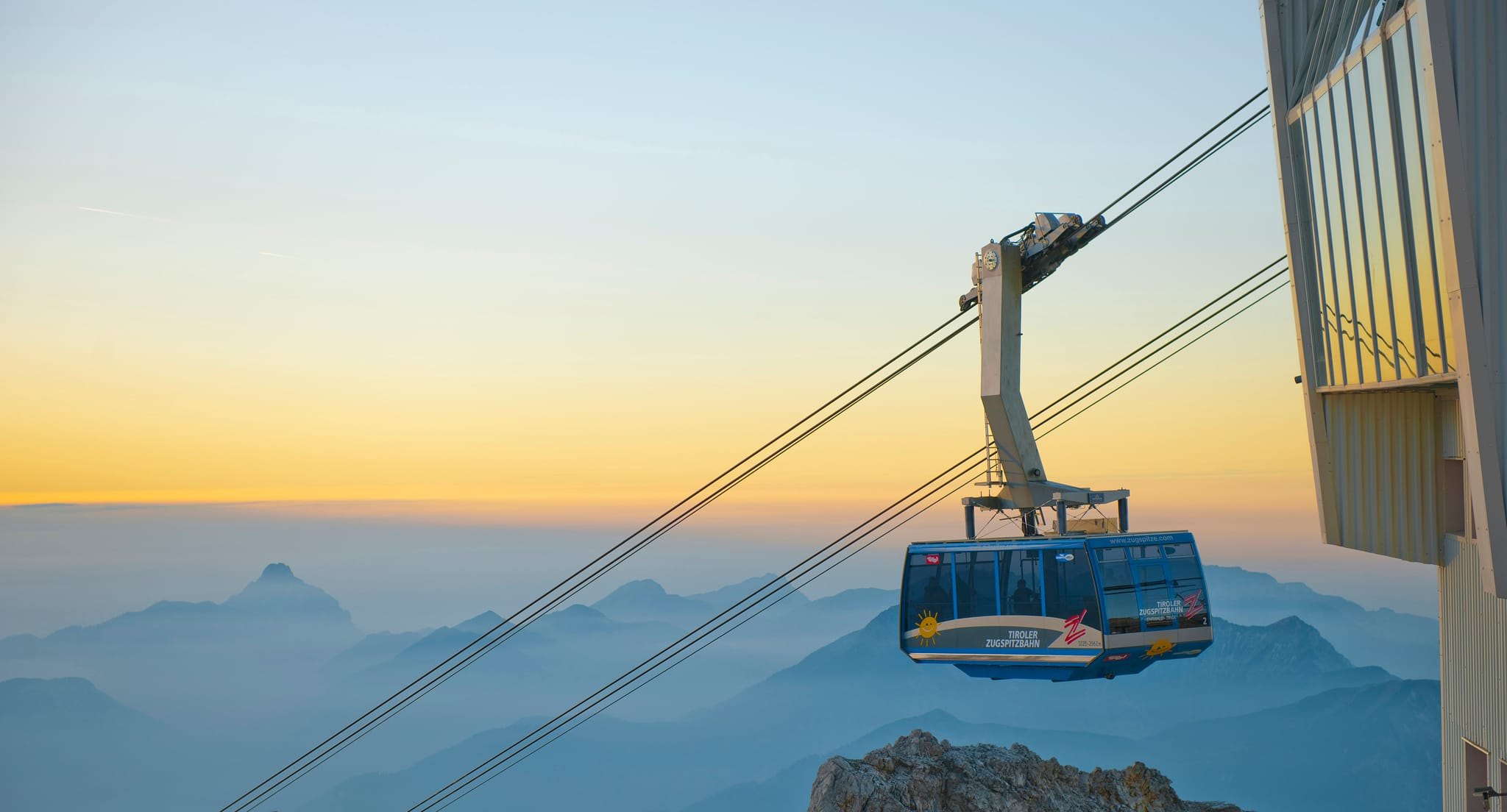 Die Tiroler Zugspitzbahn führt von Ehrwald hinauf auf 2962 Meter Höhe.