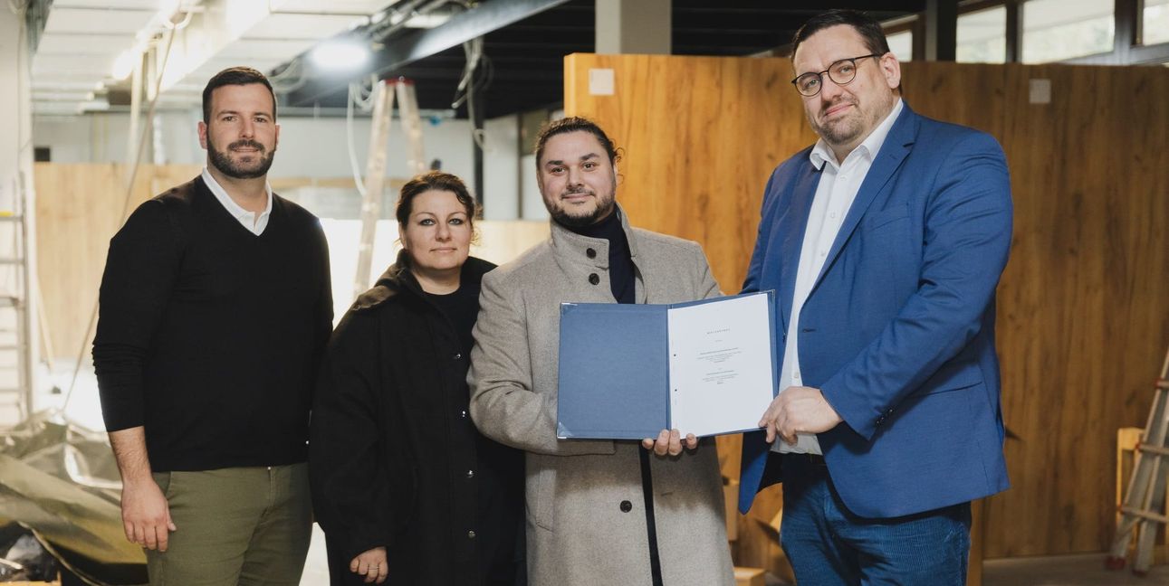 Auf unserem Foto (von links): Marco Heinzelmann, Projektentwickler bei der WSG, Lucie und Salvatore Branciforti, und Felix Rapp, Geschäftsführer der WSG, bei der Vertragsunterzeichnung in der neuen Markthalle.