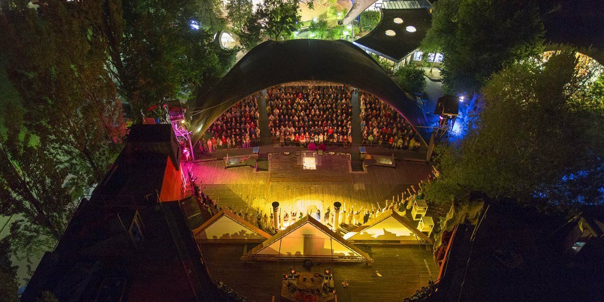 Ein Freilichttheater mit einer besonderen Architektur - das ist das Theater unter den Kuppeln in Stetten. Bild: Stuttgart-Tourist