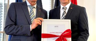Landrat Roland Bernhard und Ioannis Delakos