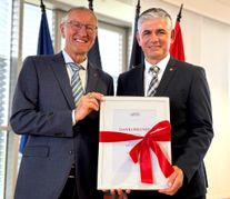 Landrat Roland Bernhard und Ioannis Delakos