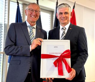 Landrat Roland Bernhard und Ioannis Delakos
