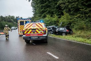 Die beiden Autos landeten im Straßengraben. Dabei gab es einen Schaden von rund 90 000 Euro.  Die Straße war bis 16.15 Uhr gespertt. Bild: SDMG/Dettenmeyer