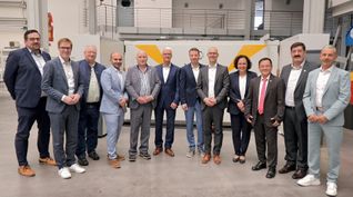 Bei der Ehrung (von links): Felix Rapp (Geschäftsführer Wirtschaftsförderung Sindelfingen), Markus Kleemann (Oberbürgermeister Sindelfingen), Volker Würtemberger, Aivazidis Polichronis, Jens Krause, Willy Stahl, Marc Askani, Matthias Huber, Marion Oker (Geschäftsführerin IHK-Bezirkskammer Böblingen), Phuoc-Vinh Thai, Hakan Güngörmüs und Rainer Stahl.