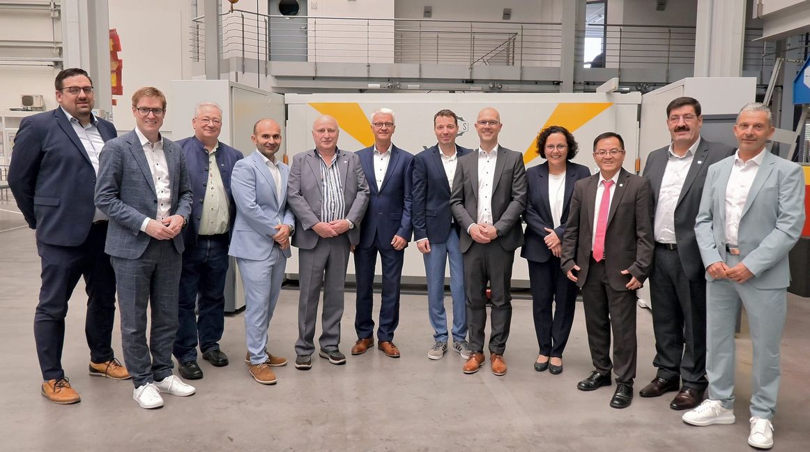 Bei der Ehrung (von links): Felix Rapp (Geschäftsführer Wirtschaftsförderung Sindelfingen), Markus Kleemann (Oberbürgermeister Sindelfingen), Volker Würtemberger, Aivazidis Polichronis, Jens Krause, Willy Stahl, Marc Askani, Matthias Huber, Marion Oker (Geschäftsführerin IHK-Bezirkskammer Böblingen), Phuoc-Vinh Thai, Hakan Güngörmüs und Rainer Stahl.