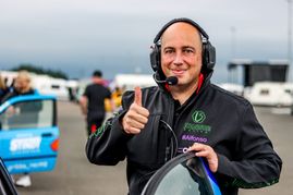 Daumen hoch: Alfonso Bongiovanni ist Feuer und Flamme für den Rennsport.