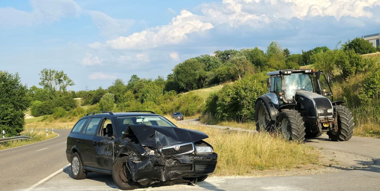 Mutmaßlich nach einem missglückten Überholmanöver sind beide Fahrzeuge zusammengestoßen.