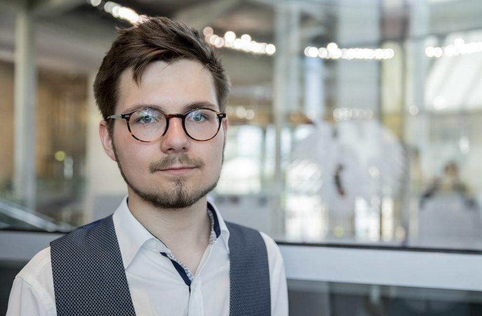 Maximilian Reimers ist schon seit mehreren Jahren Mitglied der Linken und steht für die Partei auf Platz sechs der Landesliste Schleswig-Holstein. Reimers war Teil des sogenannten „Die ins“ einiger junger Leute im Bundestag im Sommer 2019. Beim Planspiel „Jugend und Parlament“ legten sie sich während einer Rede von Wolfgang Schäuble auf den Boden – als Protest gegen die verfehlte Klimaschutzpolitik des Bundestags.
 Foto: dpa