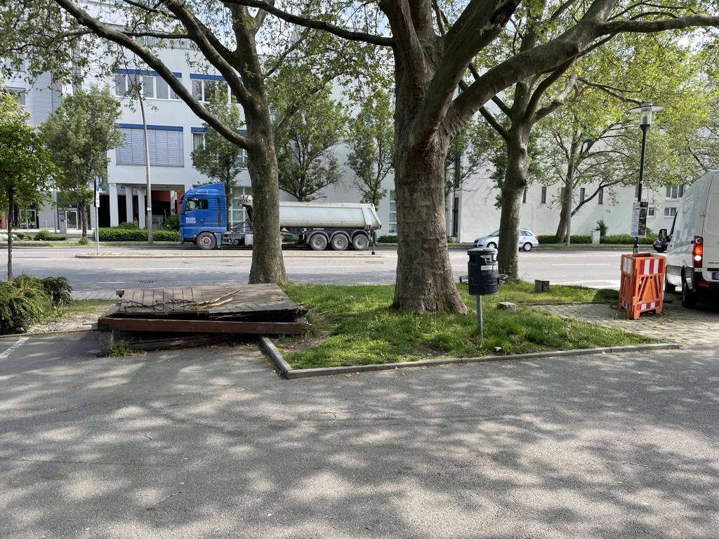 Ein kaputtes Podest und ein Absperrzaun zieren den Bahnhofsvorplatz in Sindelfingen. Bild: Kalus