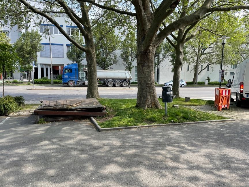 Ein kaputtes Podest und ein Absperrzaun zieren den Bahnhofsvorplatz in Sindelfingen. Bild: Kalus