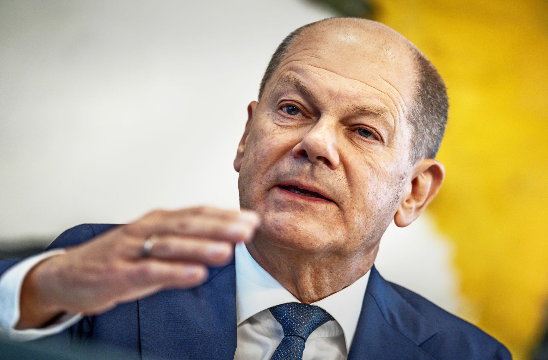 Bundeskanzler Olaf Scholz wiederholt seinen Grundsatz: „You never walk alone.“