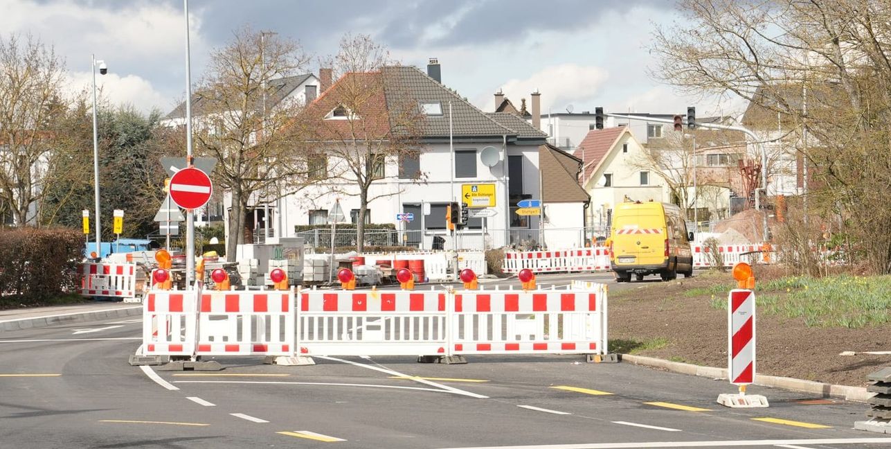 Die Arbeiten befinden sich zurzeit im zweiten Abschnitt: Die Bushaltestelle wird barrierefrei ausgebaut und die Stadtwerke erneuern private Hausanschlüsse.