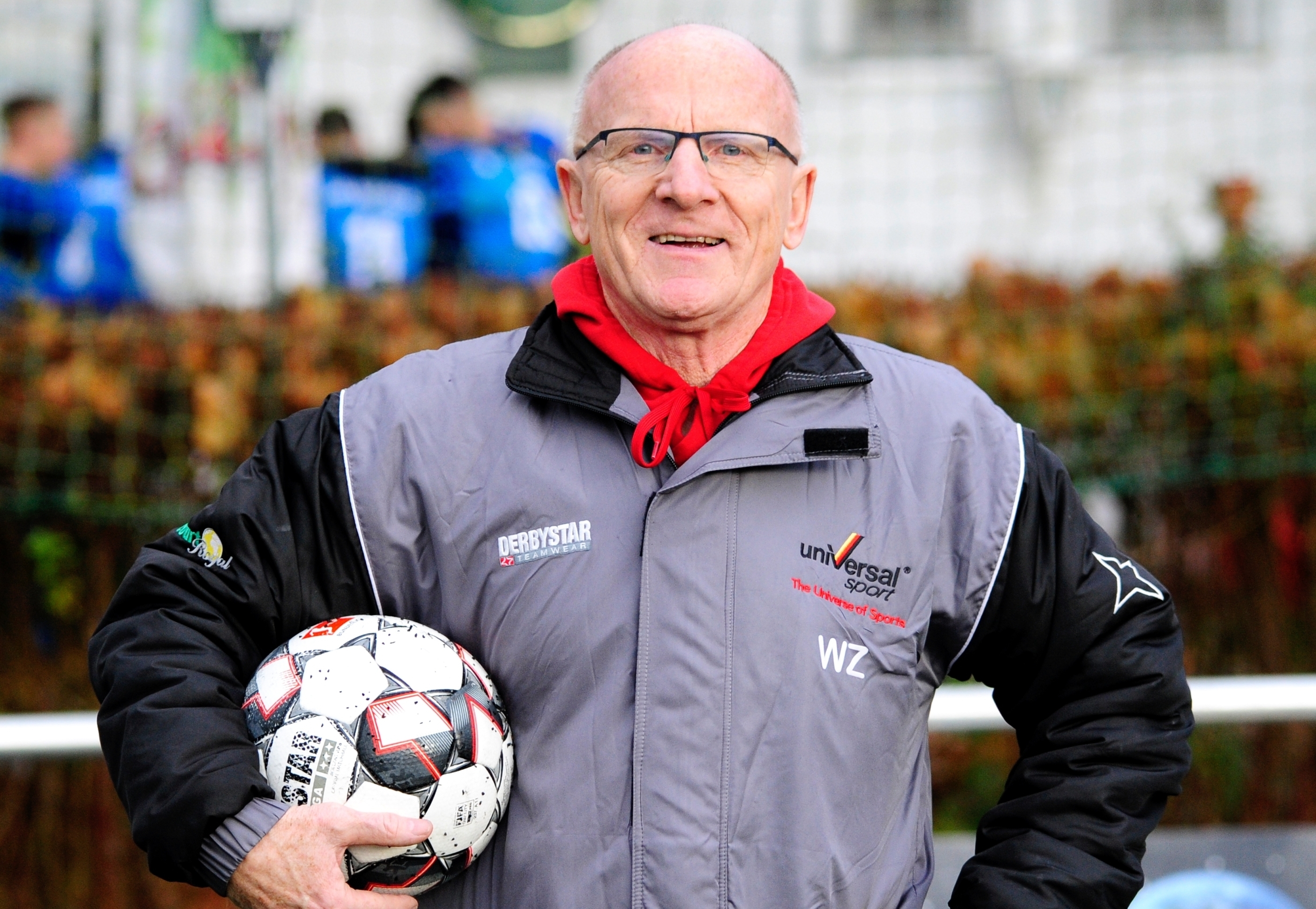 Willi Zimmermann ist zwar als Trainer im Ruhestand, aber immer noch am Ball.      Bild: Holom/A