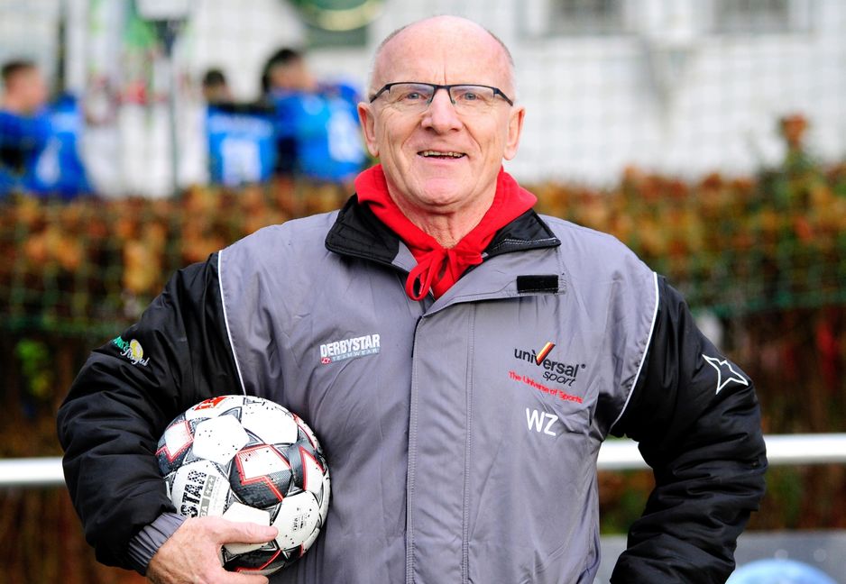 Willi Zimmermann ist zwar als Trainer im Ruhestand, aber immer noch am Ball.      Bild: Holom/A