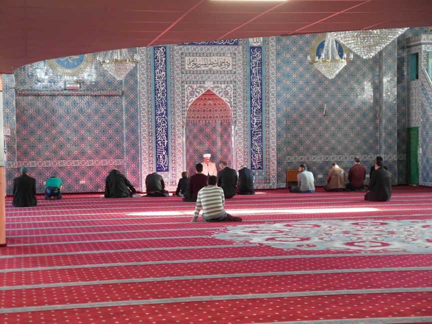 Vorbeten mit Imam Abdullah Bora in der Moschee Ulu Camii im Sindelfinger Hirnach.  Bild: Staber