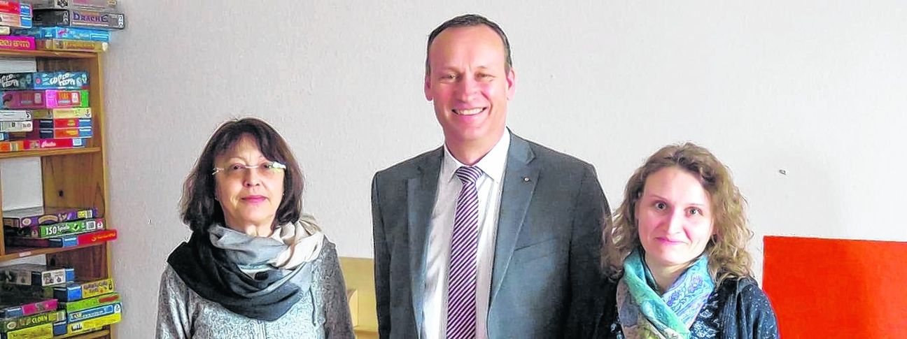 Hannes Steidinger von der Mewa Geschäftsführung in Weil im Schönbuch mit den pädagogischen Fachkräften Inge Fuchs (links) und Swetlana Eberle. Bild: z