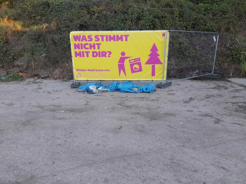 Direkt unter dem Schild gegen wilden Müll hat jemand seinen Unrat hingeworfen. Bild: z
