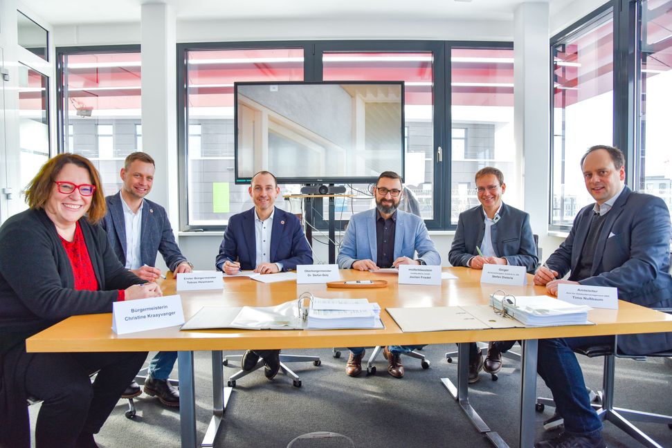 Vertragsunterschrift: Christine Kraayvanger, Tobias Heizmann, Dr. Stefan Belz, Jochen Friedel, Stefan Dieterle und Timo Nußbaum (von links). Bild: Stadt Böbligen