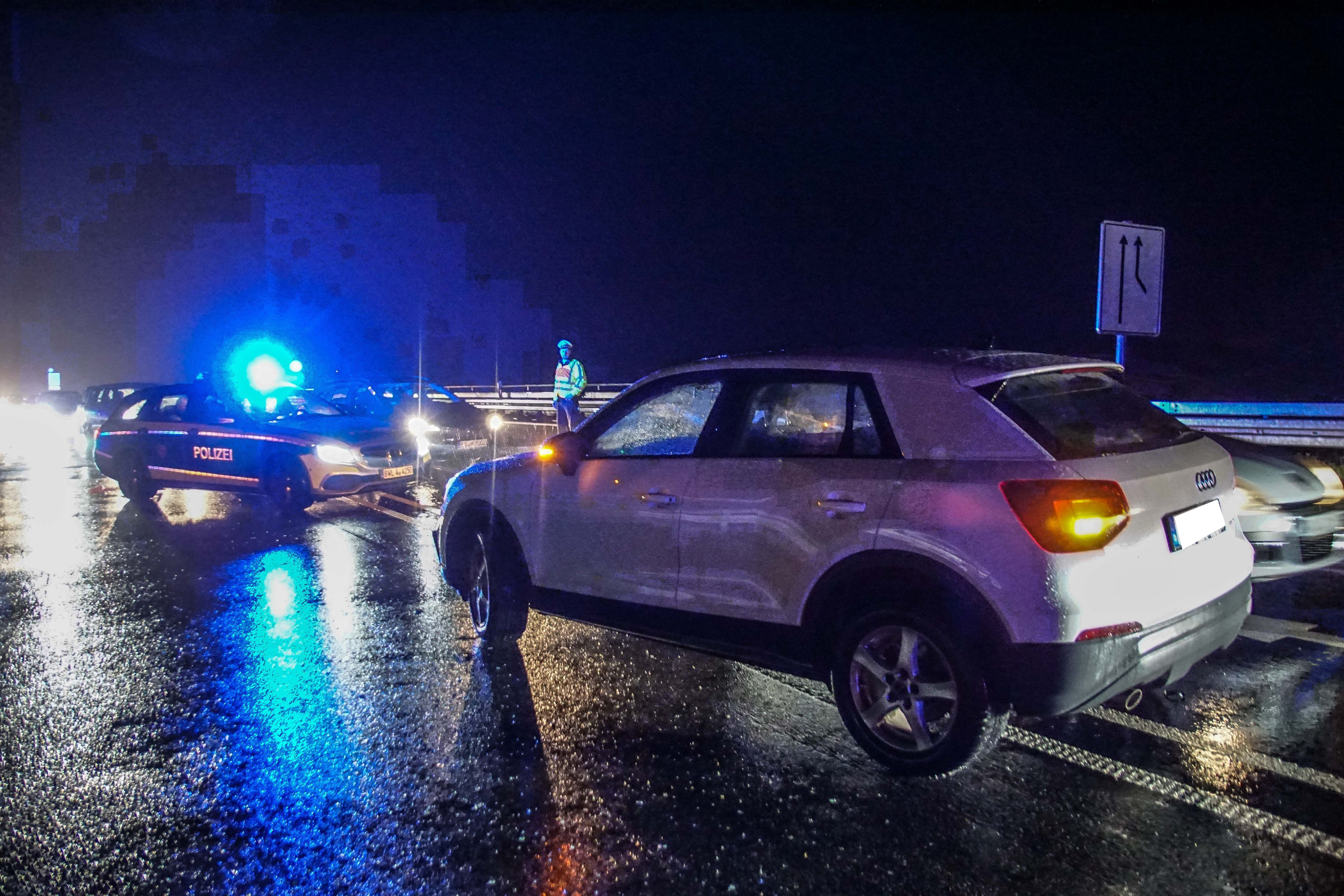 Zu einem Unfall mit vier leicht Verletzten kam es am Sonntagabend auf der B295 bei Renningen. Wie die Polizei mitteilt, befuhr der weisse PKW die B295 von Weil der Stadt herkommend. Ein von der B464 kommender PKW missachtete die Vorfahrt des weissen PKW und es kam zur Kollision. Vier Personen wurde dabei leicht verletzt. Der weisse PKW musste abgeschleppt werden. Der Unfallverursachende PKW konnte weiter fahren.