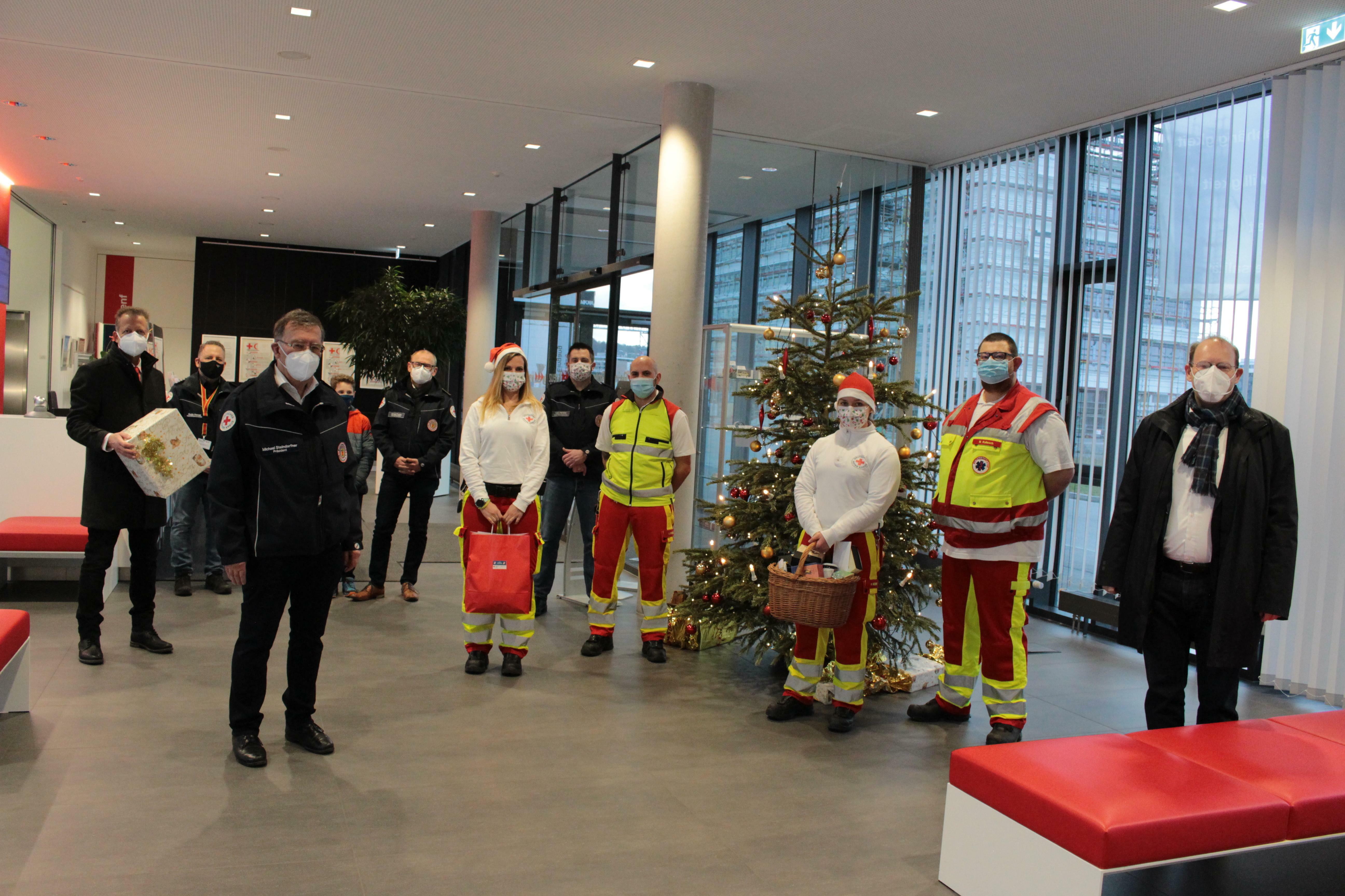 Geschenkübergabe im räumlich erweiterten Großen Foyer des DRK-Zentrums. Rechts Dr. Bernd Vöhringer, links im Vordergrund Michael Steindorfner, Präsident des DRK-Kreisverbandes Böblingen. Hintergrund von links DRK-Kreisgeschäftsführer Alexander Huth, Geschäftsbereichsleiter Guido Wenzel, Johannes Fuchs, Rettungsdienstleiter Gerhard Fuchs und Sven Peters, Leiter der DRK-Rettungswache Sindelfingen. Bild: z