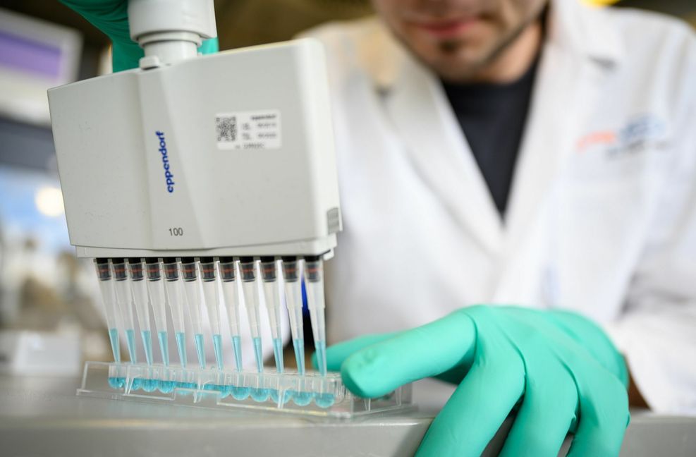 Die Forschung an einem Corona-Impfstoff ist teuer, auf der Suche nach Kapital wenden sich die Unternehmen auch an die Börse.