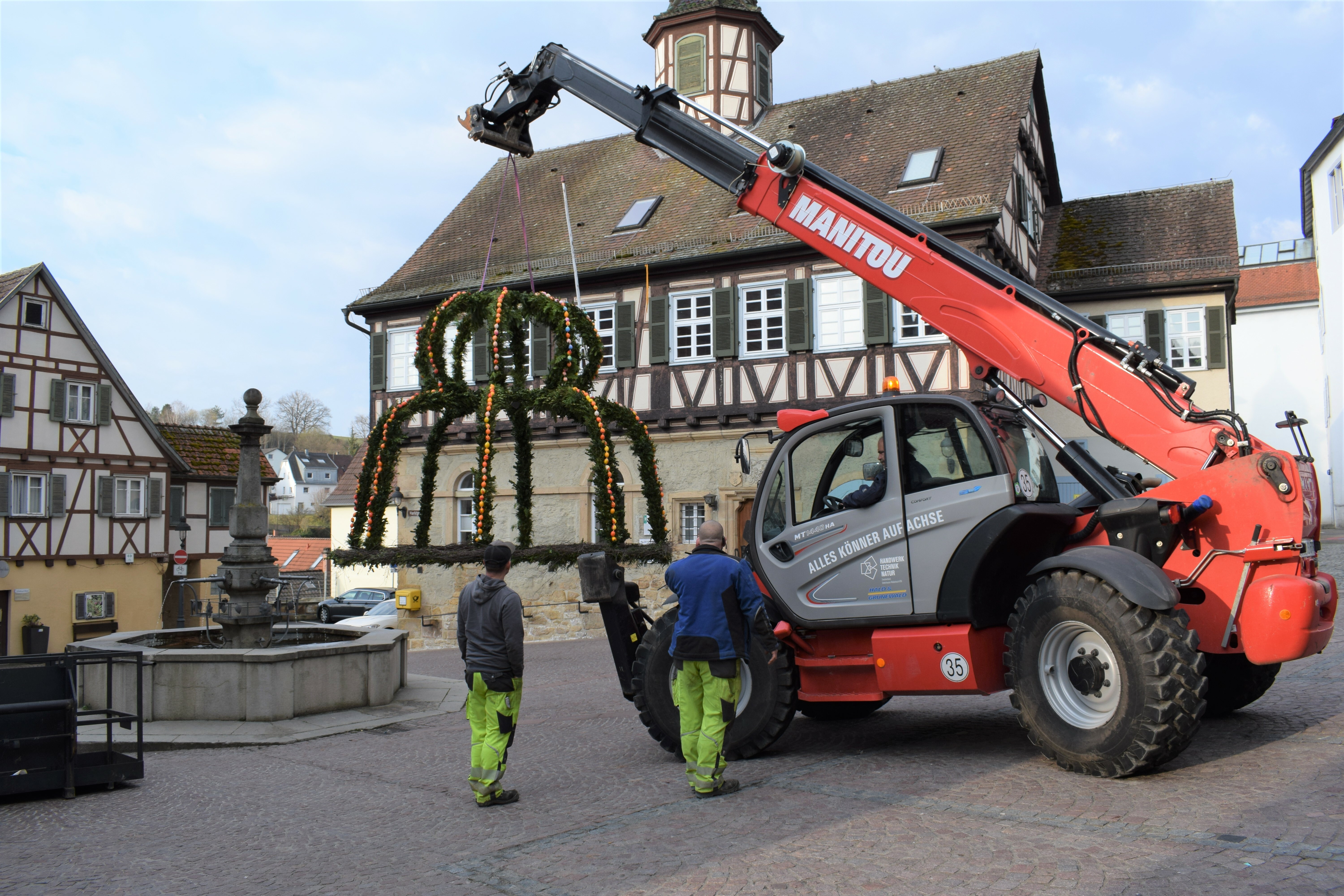 Ein Kran hat die Metallkrone auf den Osterbrunnen aufgesetzt. Bild: Stadt Waldenbuch
