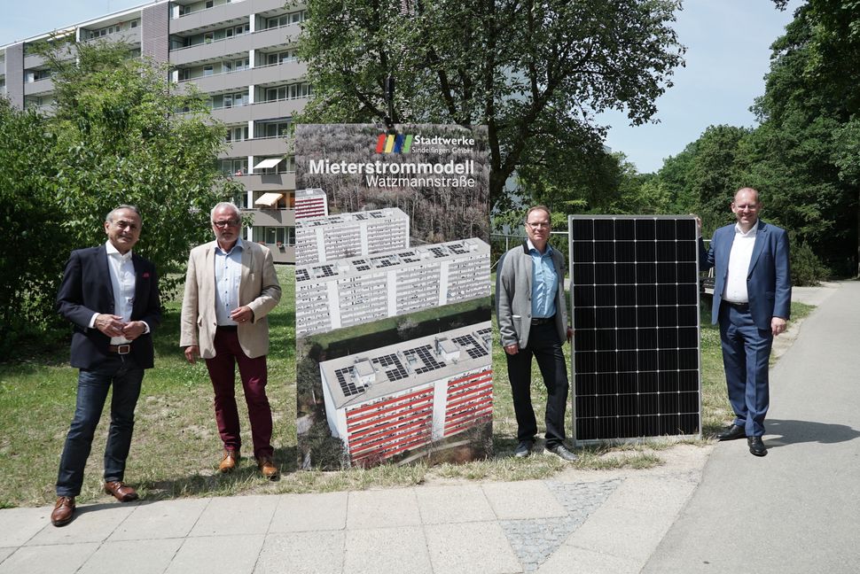 Auf unserem Bild ( von links): Georgios Tsomidis (Wohnstätten), Dr. Karl-Peter Hoffmann (Stadtwerke), Günther Stauss (Porkurist Wohnstätten) und OB Dr. Bernd Vöhringer.  Bild: Heiden