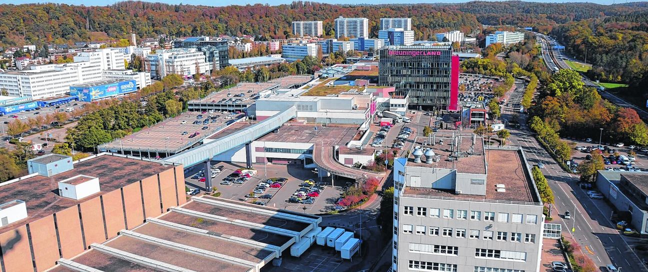 Die Breuninger GmbH will das Einkaufscenter in Sindelfingen um rund 10 000 Quadratmeter für die Sortimente Bekleidung, Sport und Technik erweitern. Und zwar im Anschluss an das bestehende Center in westlicher Richtung. Diese Fläche wird derzeit für Parkplätze genutzt.  Bild: Reichert/A