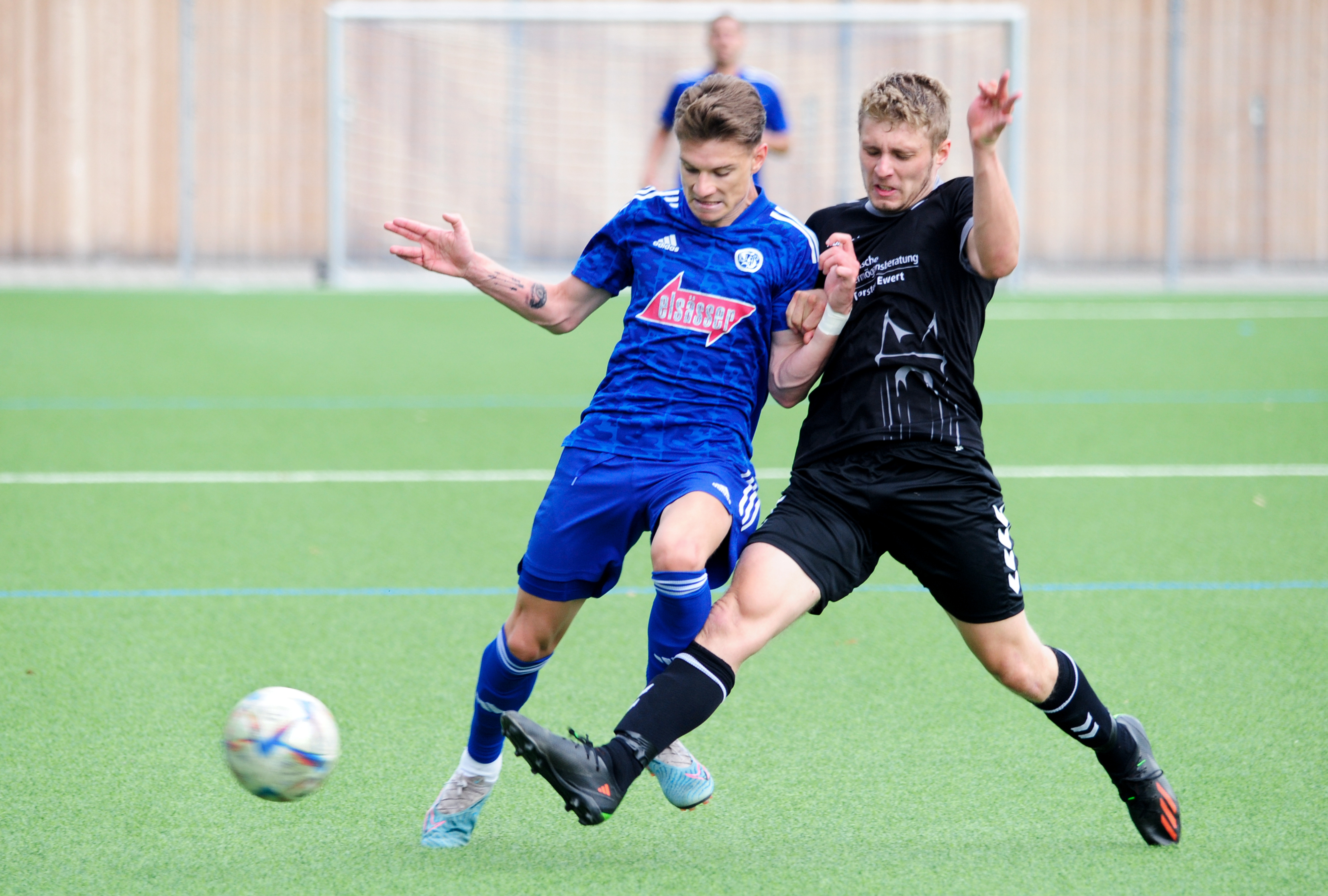 Sindelfingens Philipp Horny (links) im Zweikampf um den Ball.
