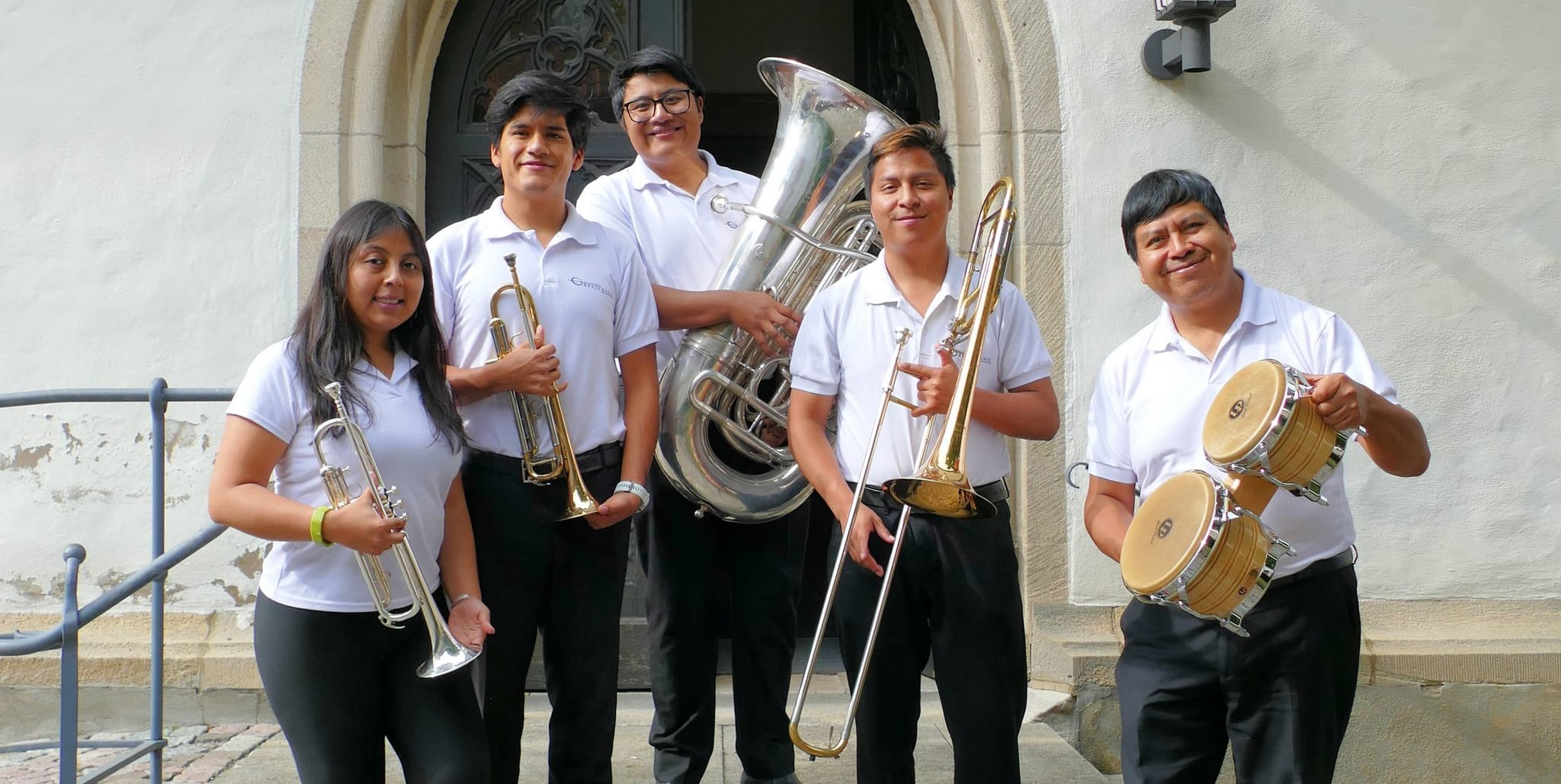 Die Ecuador Brass Band mit ihrem Leiter Jorge Pachacama (Erster von rechts).